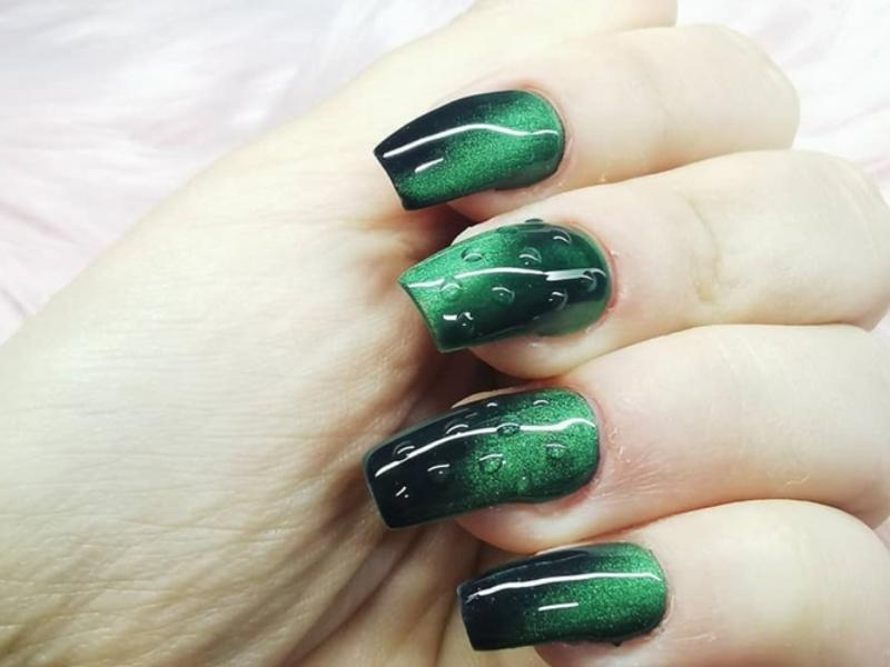 Mẫu nail màu xanh ngọc đính đá sang chảnh