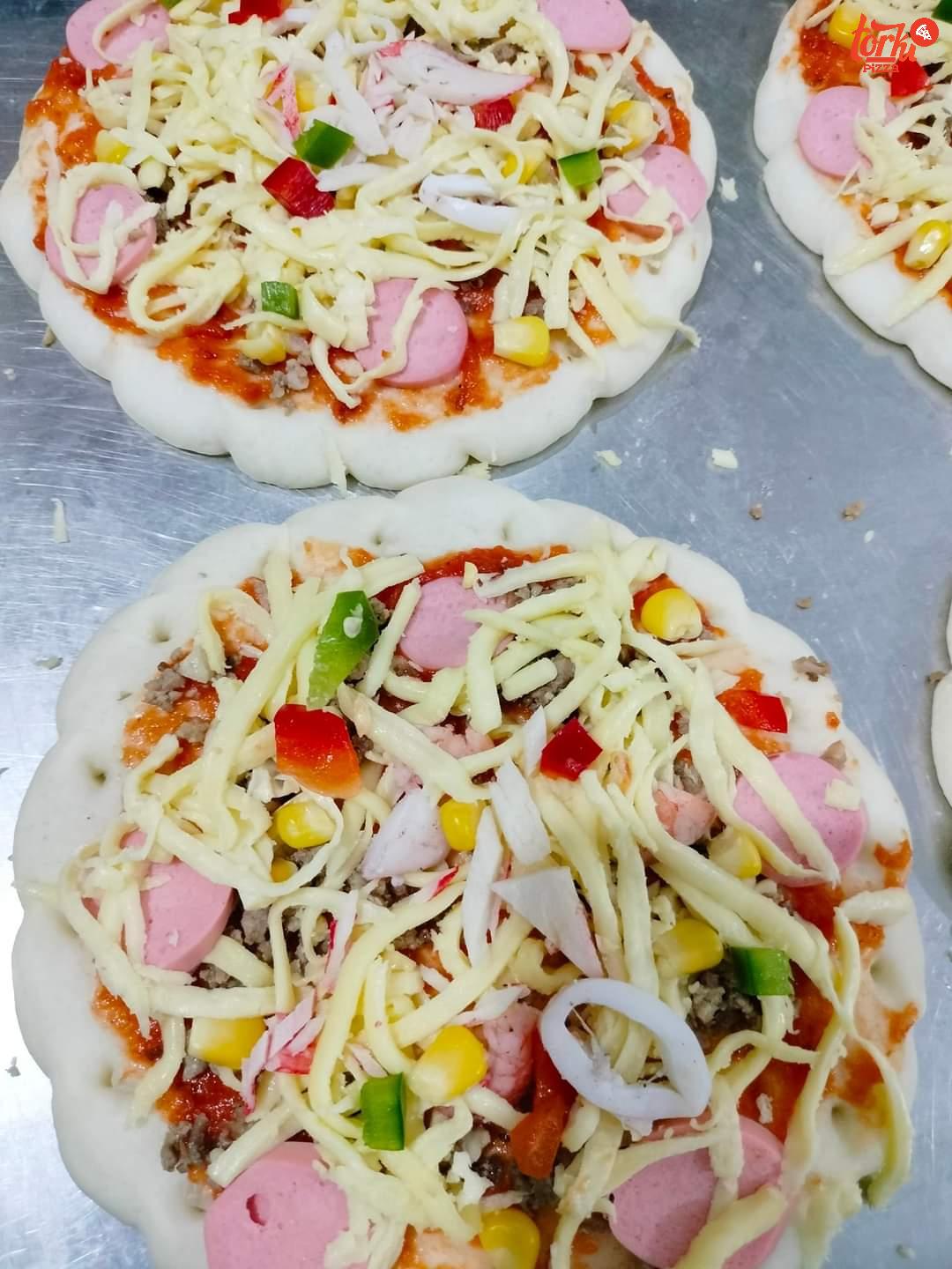 Cách làm bánh Pizza xúc xích có sẵn đế cực đơn giản