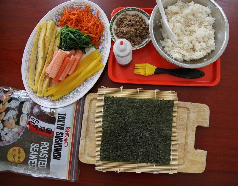 Mách bạn cách làm kimbap không cần mành tre ai cũng làm được