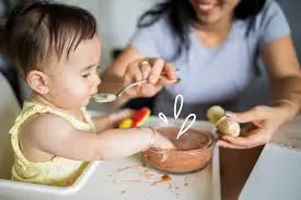 Khi đến 6 tháng tuổi bạn nên cho bé ăn dặm lần đầu tiên