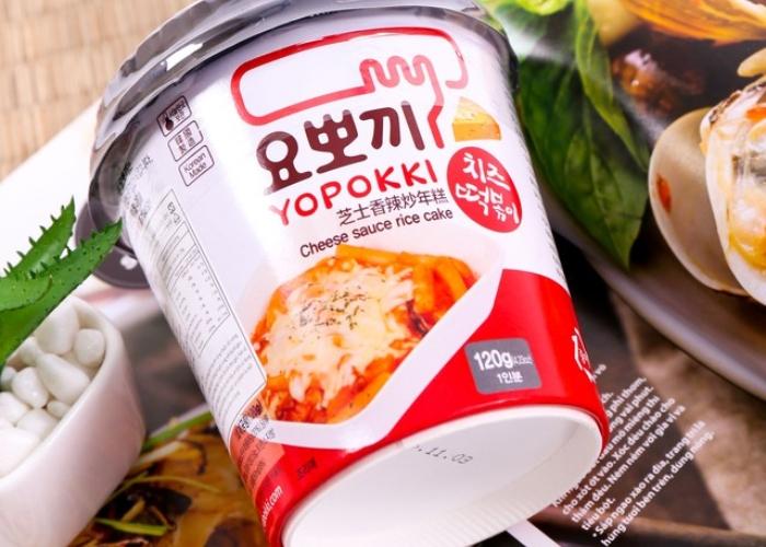 Cách nấu Tokbokki ăn liền không cần lò vi sóng; Bên ngoài hộp sẽ được bọc bằng một lớp giấy kính.