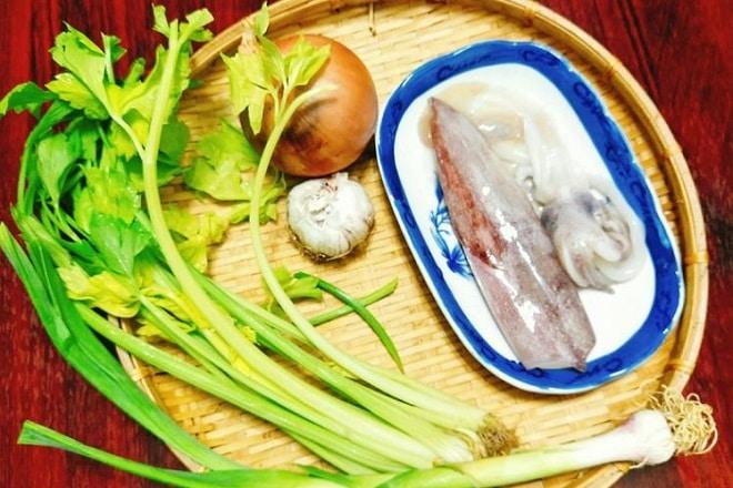 nguyên liệu nấu mực xào hành tây cần tỏi tây