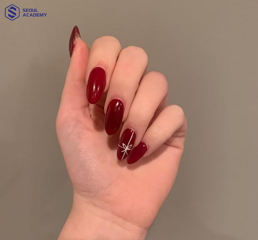 Mẫu nail đỏ mận sơn trơn bóng thu hút tất cả phái nữ