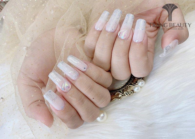 Nail màu xanh ngọc sang chảnh có đính xà cừ