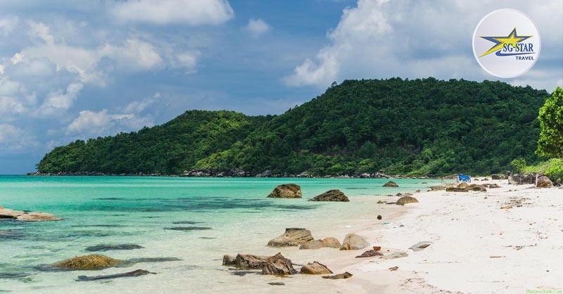 Bãi Ông Lang cách thị trấn Dương Đông chỉ 10km