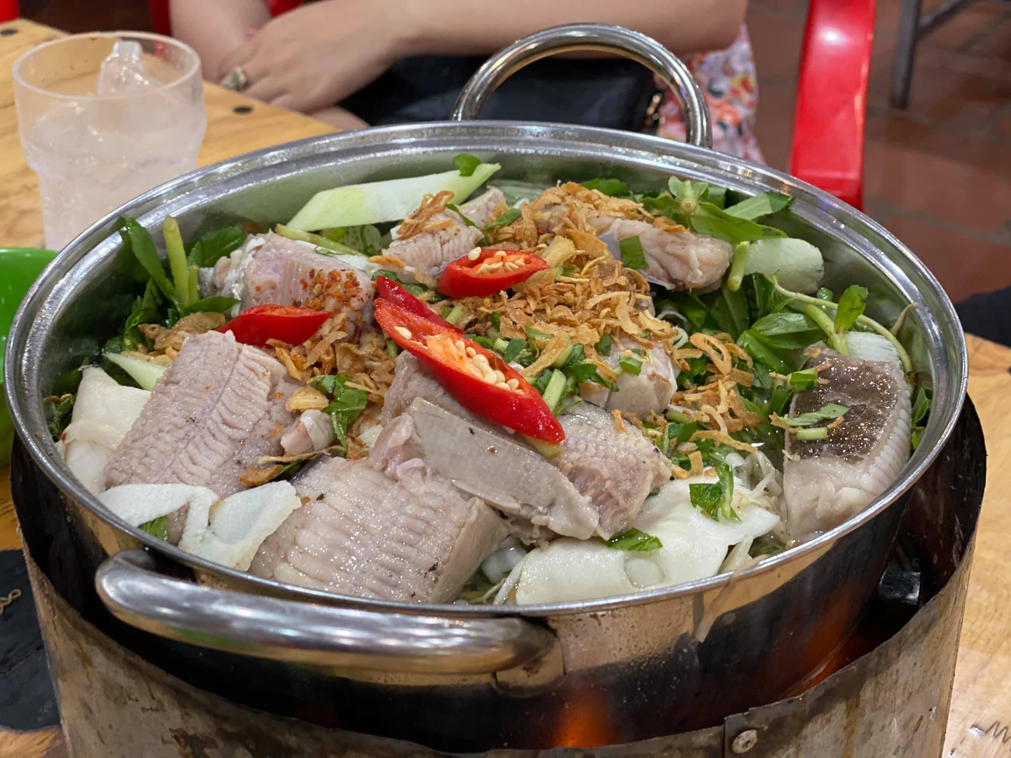 Nồi lẩu cá đuối tại Út Mười quán
