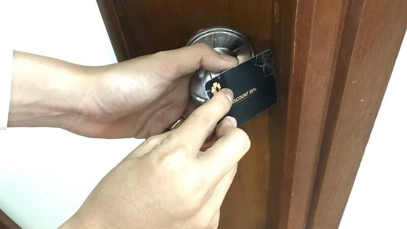 Sử dụng thẻ ngân hàng để mở ổ khóa khi quên chìa