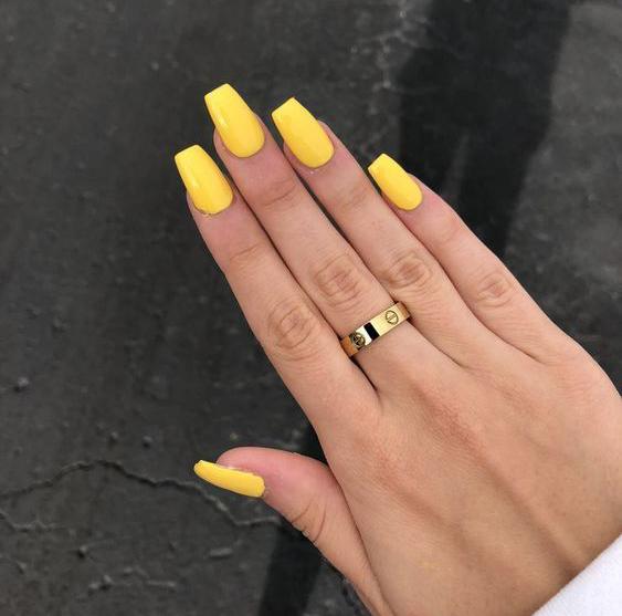 Những mẫu nail màu vàng đẹp mang lại may mắn quanh năm - ALONGWALKER