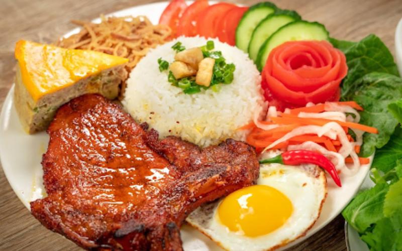 Cơm tấm là một biểu tượng của ẩm thực miền Nam Việt Nam