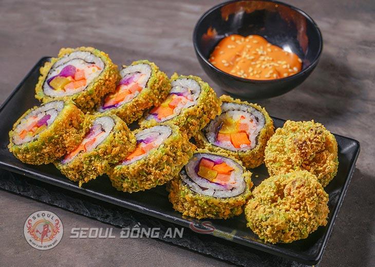 Kimbap chiên giòn thật thơm và khó cưỡng lại từ ánh mắt của thực khách