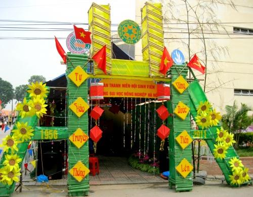 Cổng trại 26/3 mùa xuân