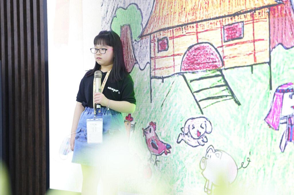 Trước phần chia sẻ chân thật của Hảo Khanh, giám khảo Nguyễn Thu Phương - Viện trưởng Viện Văn hóa Nghệ thuật Quốc gia Việt Nam, đã hứa với Hảo Khanh sẽ đưa cô bé đi thăm quan nhà rông nếu được sự đồng ý từ bố mẹ