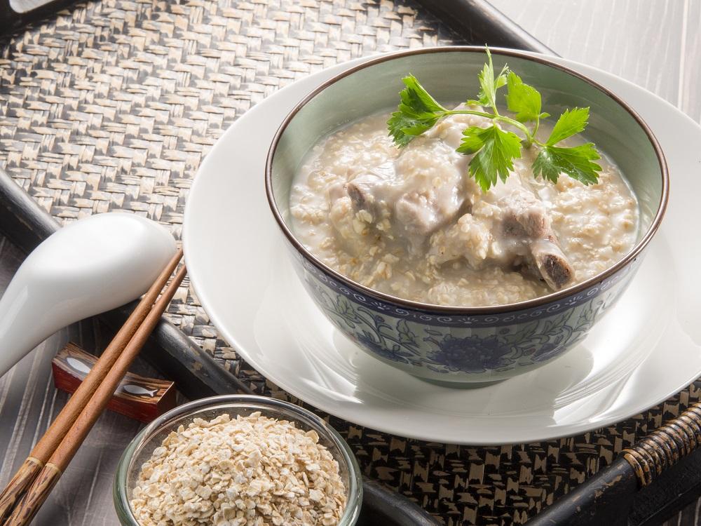 Cháo móng giò nấu bằng nồi cơm điện giúp phần móng mềm và thơm hơn. 