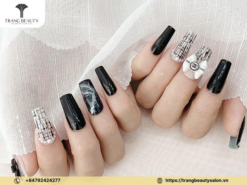 Nail trong suốt họa tiết trắng đen