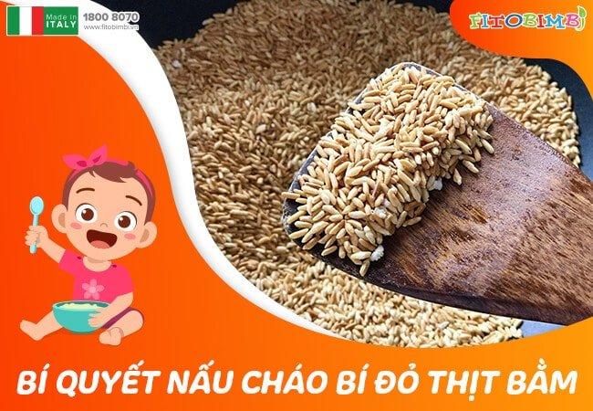 Rang vàng gạo trước khi nấu cháo để thơm