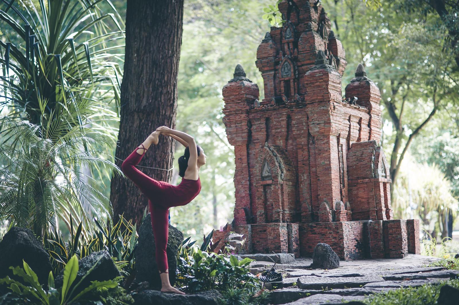 28406664667 134394a94b h - Bộ ảnh Yoga với 3 thiếu nữ chụp tại công viên Tao đàn