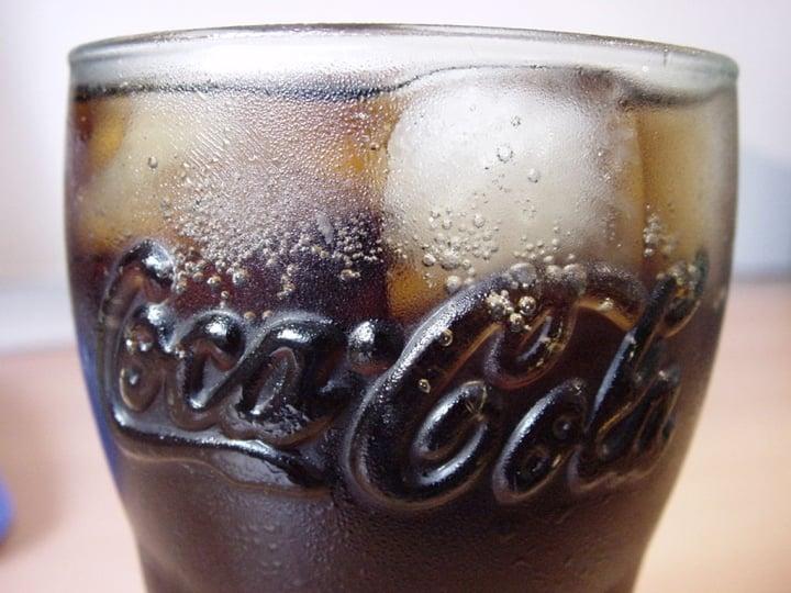 Uống Coca Cola quá thường xuyên, quá nhiều sẽ không có lợi cho sức khỏe.