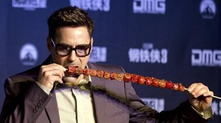 Nam diễn viên Robert Downey quảng bá phim Iron Man 3 tại Trung Quốc