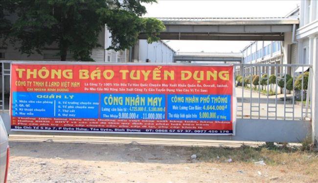 Băng rôn tuyển dụng có ghi trên đó các thông tin cần thiết để tuyển nhân viên 