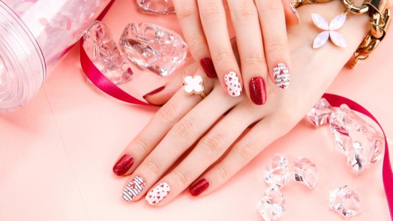 Làm nail vào dịp Tết sẽ giúp bạn trở nên nổi bật và gây ấn tượng mạnh mẽ với người khác