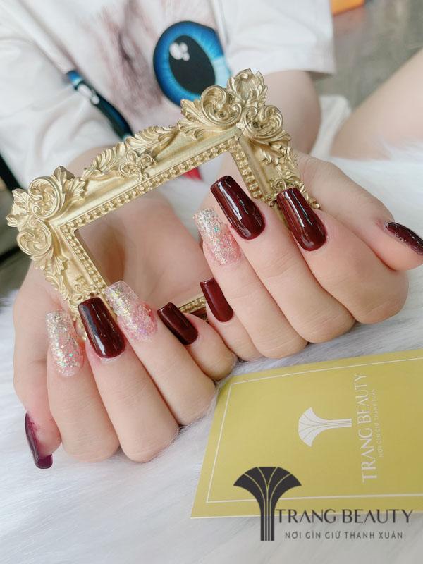 Mẫu nail đỏ rượu làm nàng sang trọng, tự tin