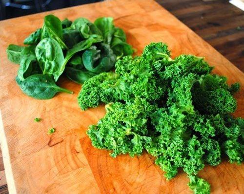 Rau bina và rau cải xoăn chứa nhiều dưỡng chất quan trọng cho sức khỏe con người