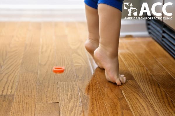 trẻ đi nhón chân có bình thường không