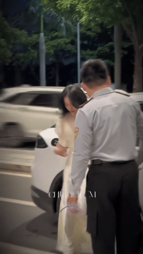 3 triệu người xao xuyến khi cố tua chậm cảnh mỹ nhân bước xuống xe: Hào quang cô ấy chói quá! - 1
