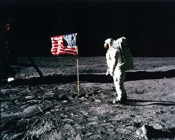 Một bức ảnh của tàu Lunar Reconnaissance Orbiter cho thấy bóng của lá cờ mà các phi hành gia cắm trong chuyến đổ bộ của tàu Apollo 16 lên mặt trăng vào năm 1972.