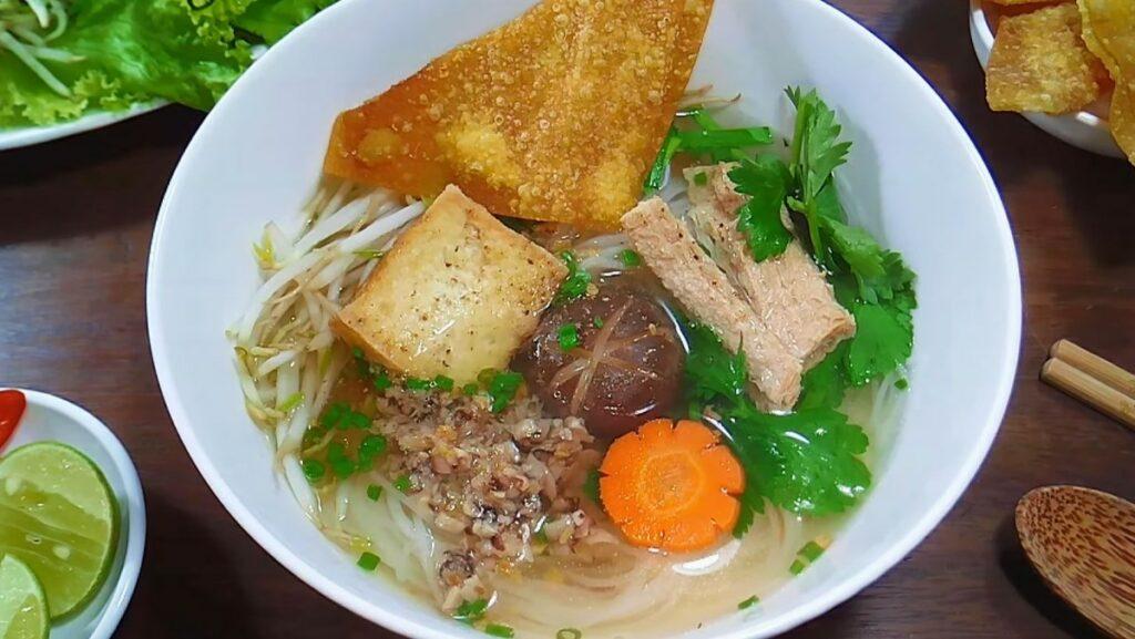 Hủ tiếu chay có lượng calo thấp hơn so với hủ tiếu thường.