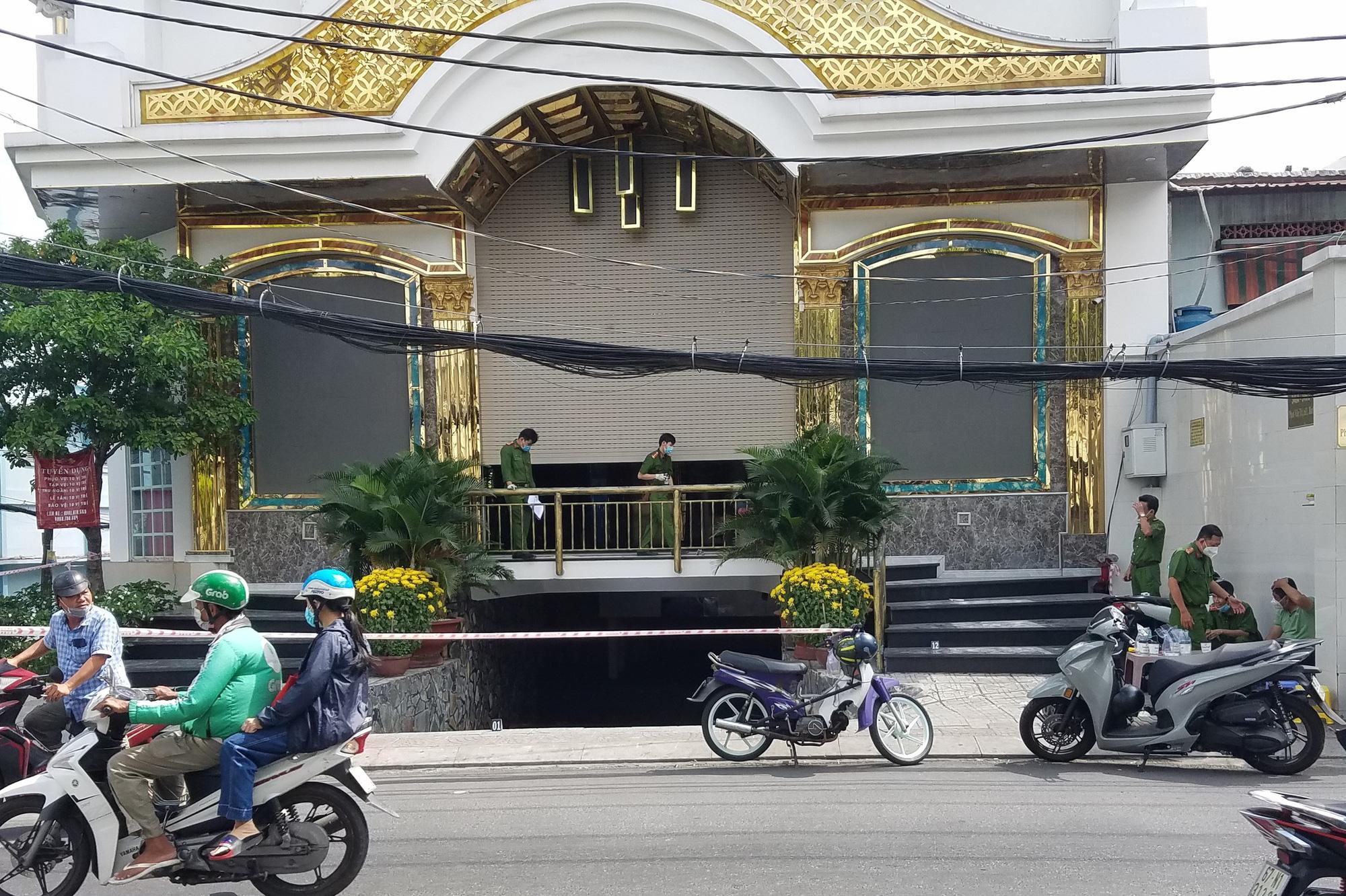 Vụ nhân viên quán karaoke bị đâm chết: Tạm giữ hình sự 8 nghi phạm