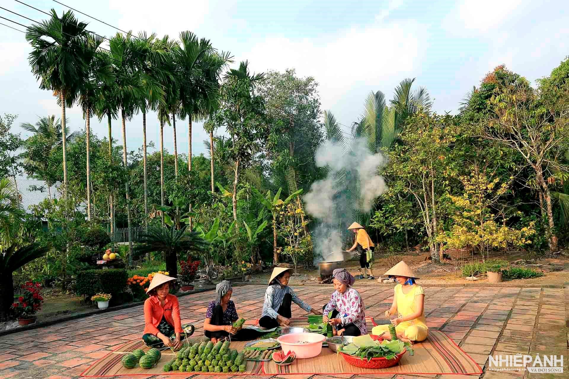 W__dong_1goi-banh-tet-don-tet-o-mien-que-nam-bo_tran-thi-thu-dong-ha-noi-.jpg