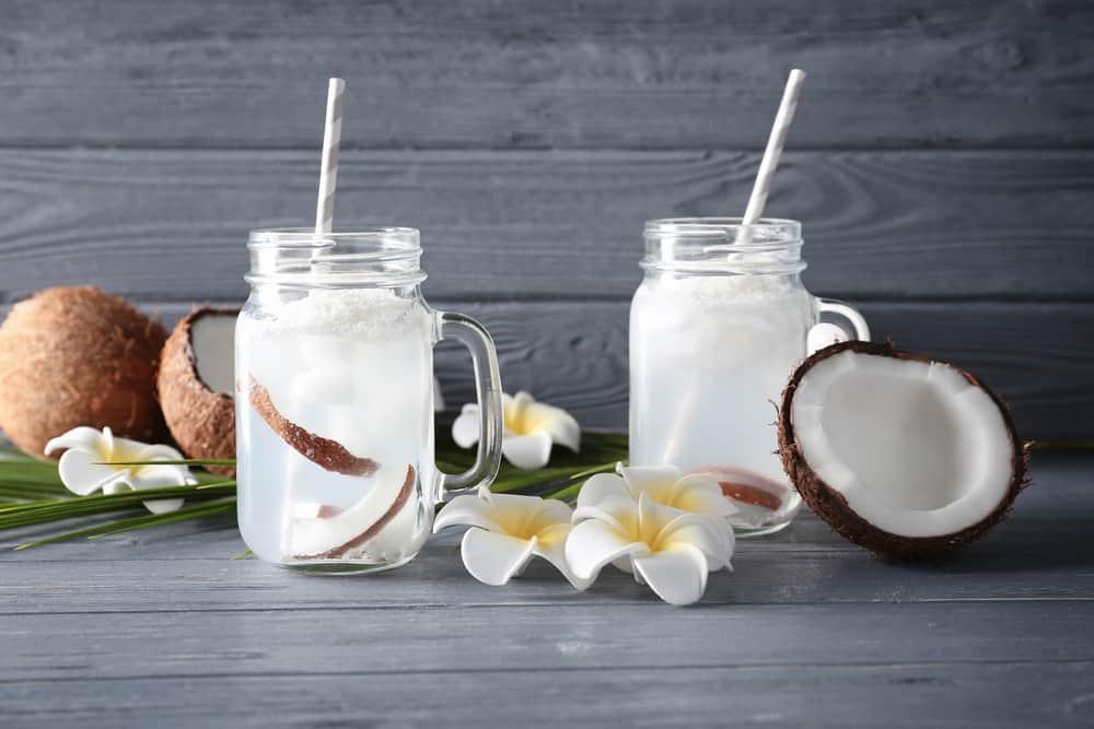 Sốt uống nước dừa được không và lợi ích