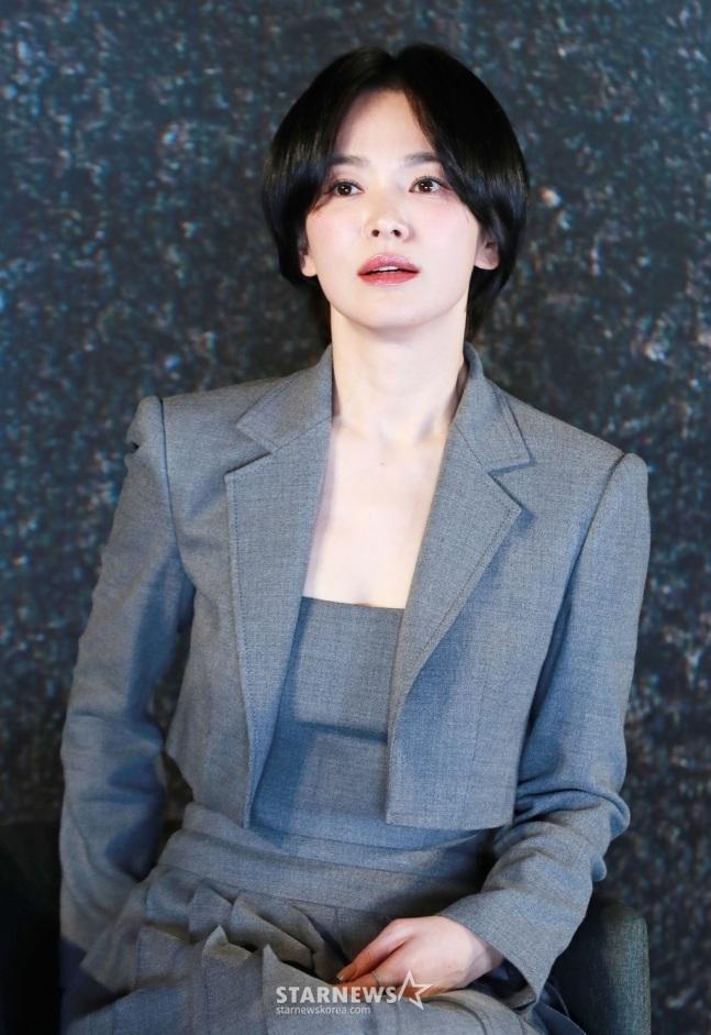 Chị đẹp Song Hye Kyo gây chú ý với kiểu tóc ngắn trẻ trung - 1