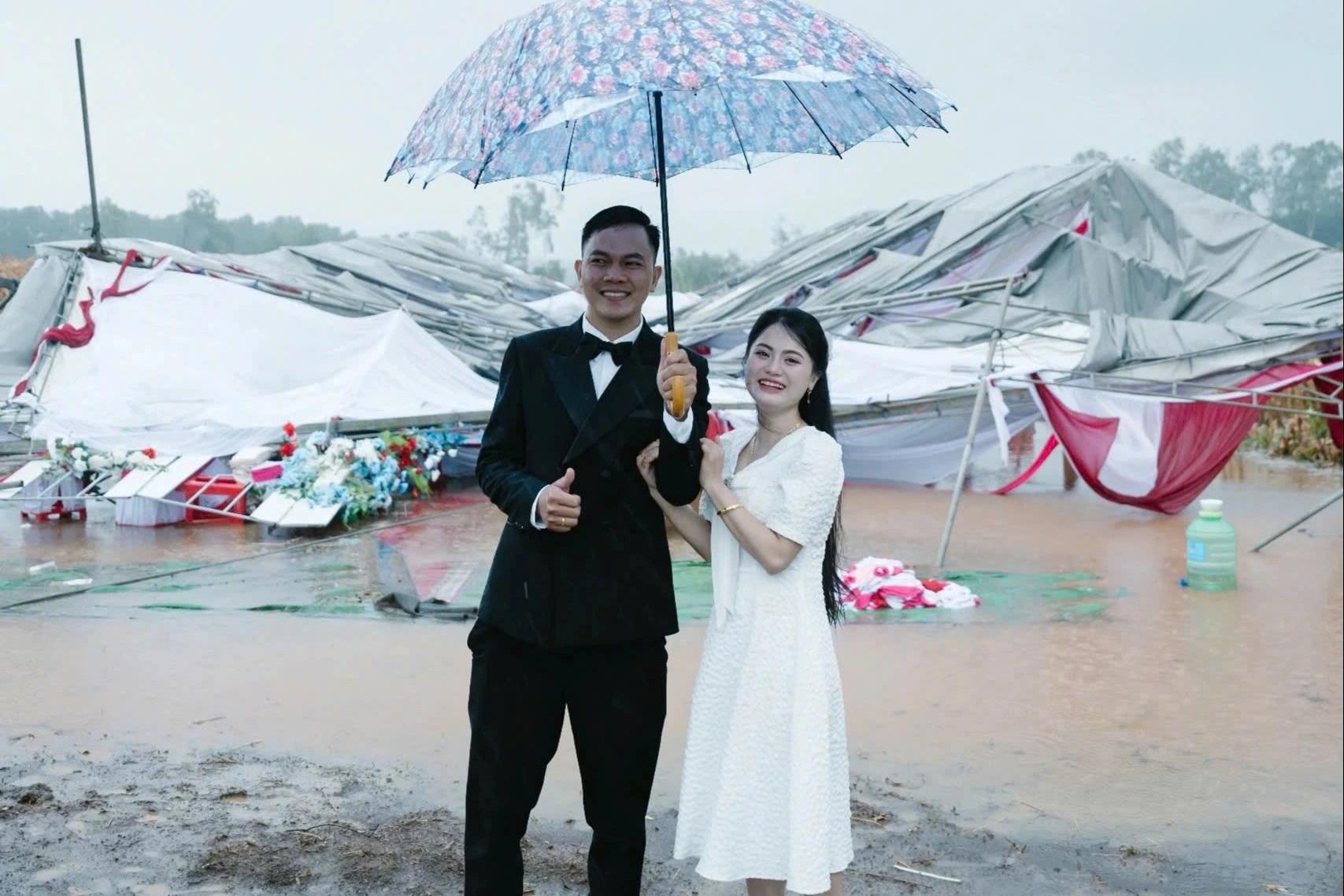 Sập rạp cưới trước giờ G, cặp đôi vẫn tươi cười lưu lại kỷ niệm khó quên - 1