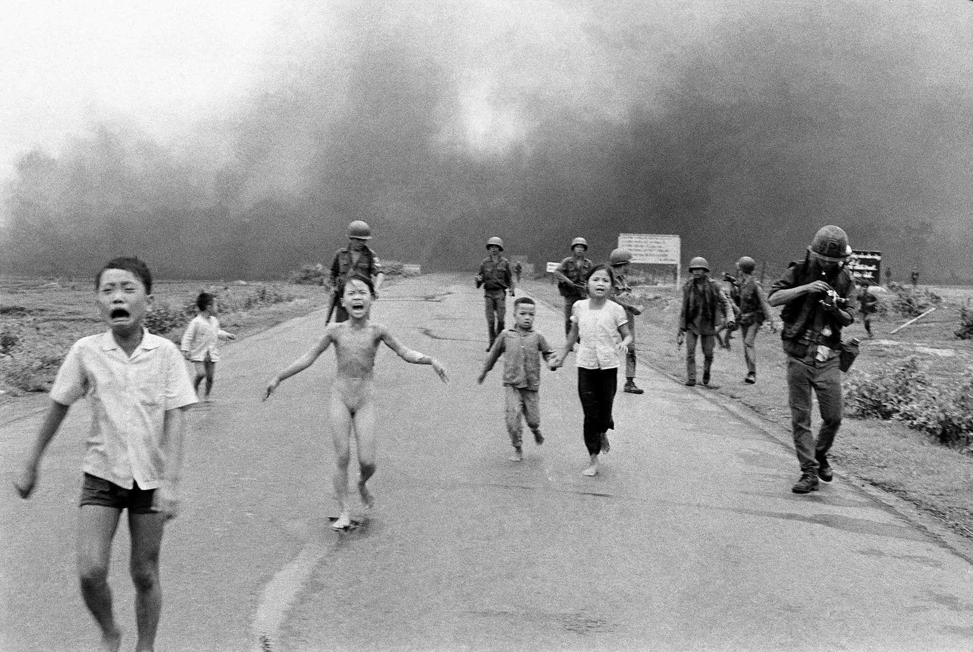 Nick Út nói gì về vụ bị ngừng ghi nhận là tác giả bức ảnh Em bé Napalm? - 1