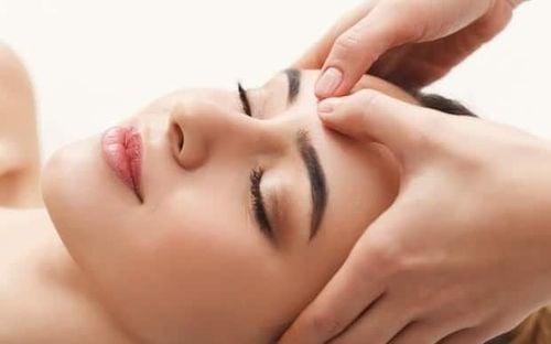 Massage mặt có thể giúp bạn ngăn ngừa mụn trứng cá