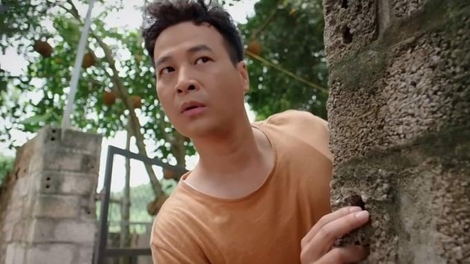 Tiến ra cổng để kiểm tra trước khi để Hưng đi giao hàng. Ảnh CMH