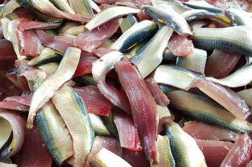 Phi lê cá trích tại nhà hoặc mua sẵn cá trích phi lê tại cửa hàng