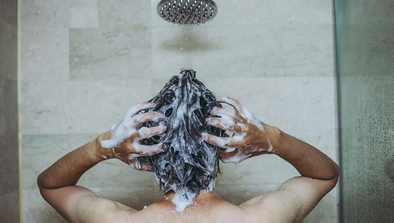 làm sạch da đầu với dầu gội