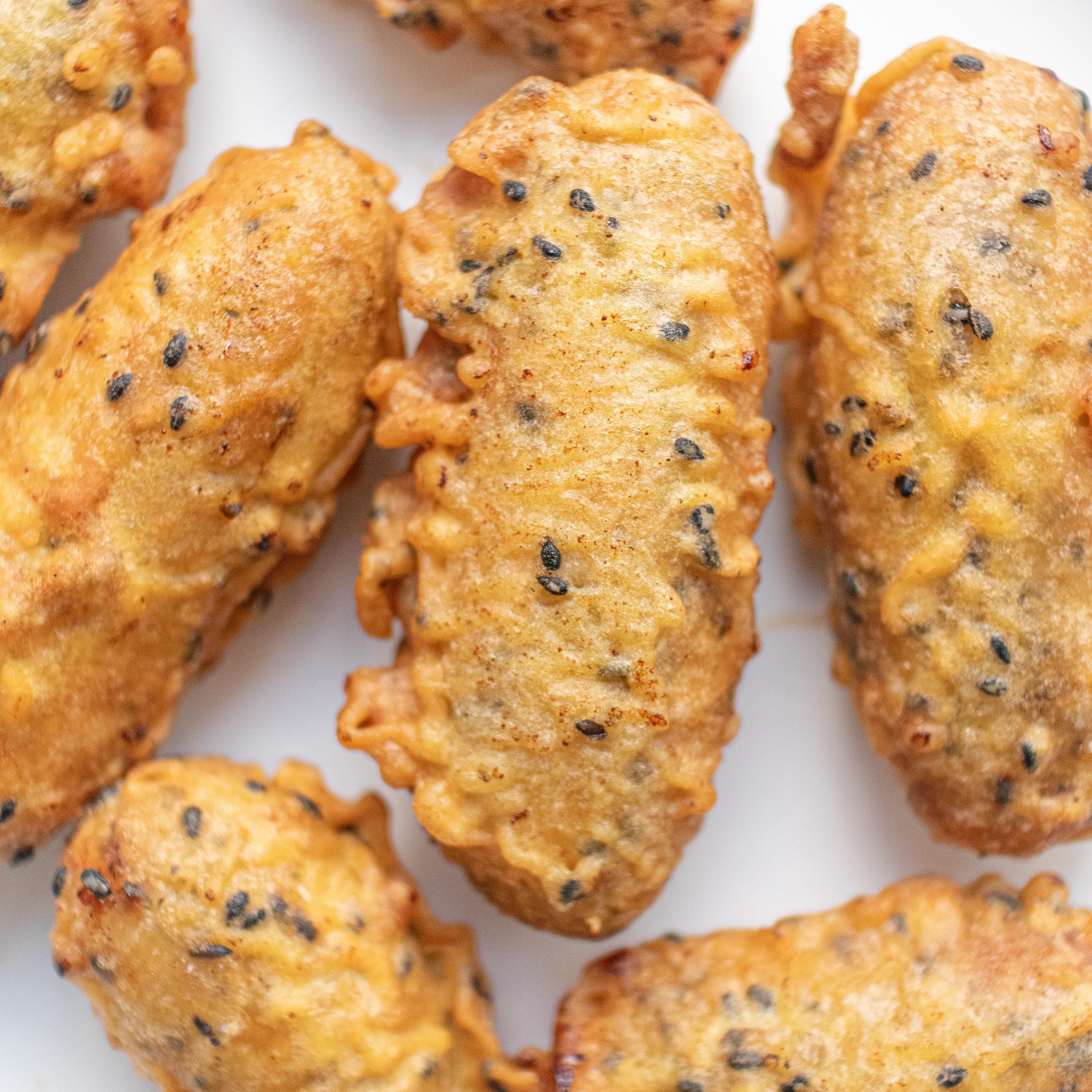 Banana Fritters (chuoi chien) using short Thai bananas (chuoi xiem or chuoi su)