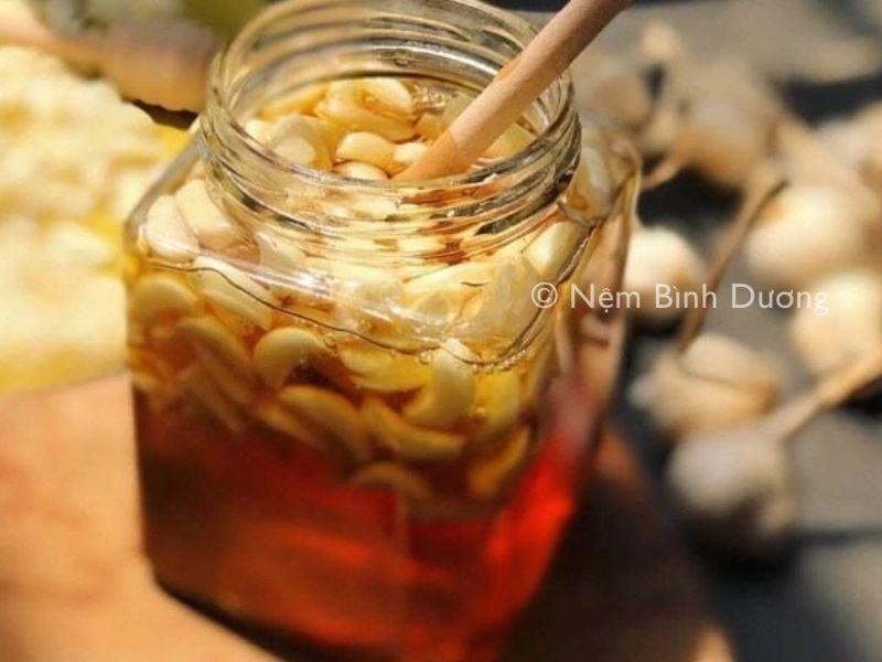 Uống rượu tỏi trước khi đi ngủ có tốt không? Những câu hỏi liên quan đến rượu tỏi