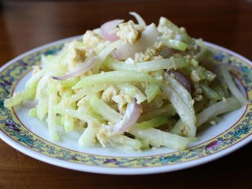 Kohlrabi stir-fry with garlic and egg