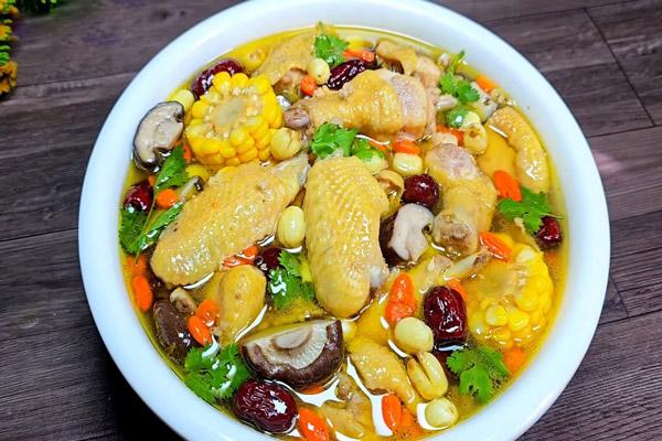 Gà hầm hạt sen