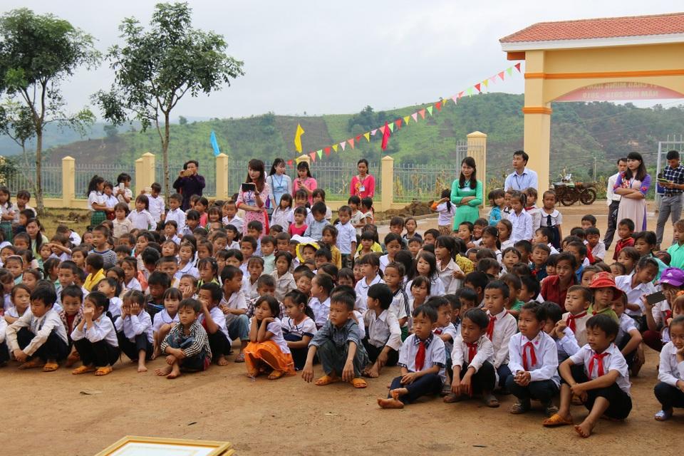 Hình ảnh các em học sinh ngồi bệt háo hức trong lễ khai giảng lần đầu trong đời đối với phần lớn các em.