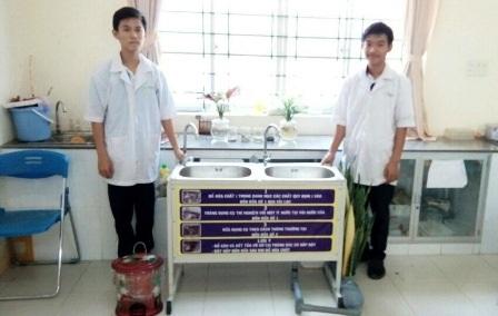 Hai em Đỗ Hồng Xuân và Nguyễn Phúc Hậu bên mô hình lọc nước đoạt giải.