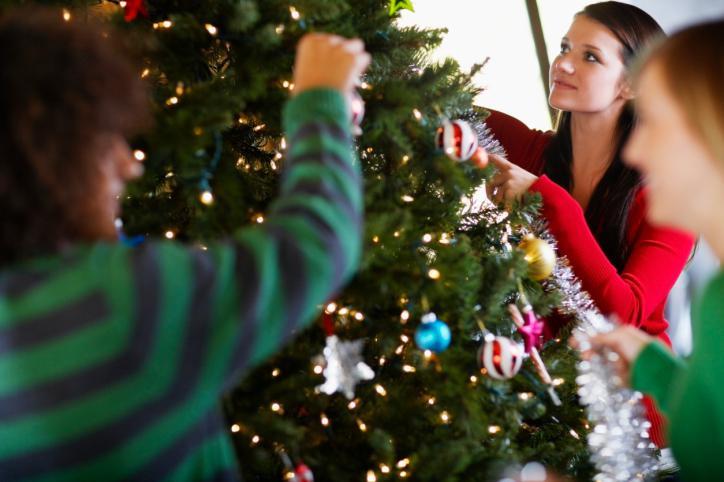Cây thông Noel lúc đầu chỉ được thắp sáng bằng những ngọn nến.