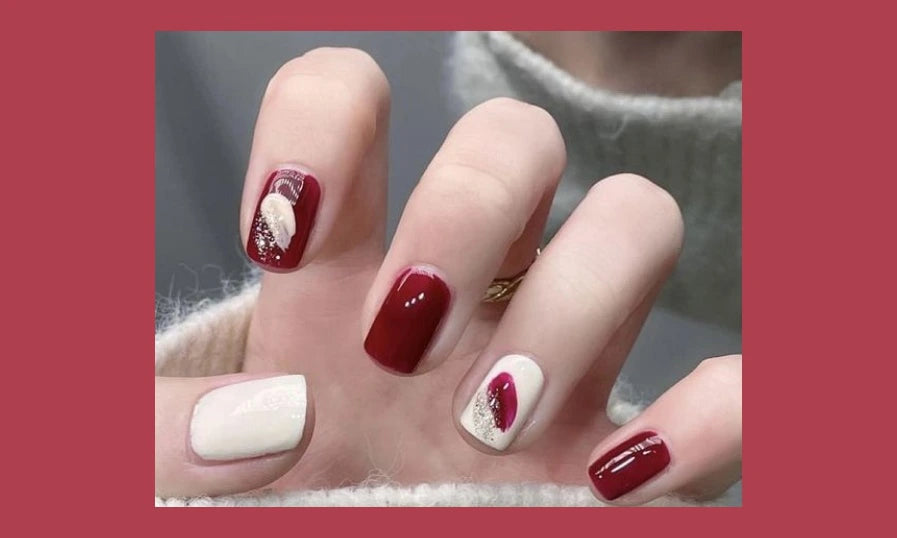 Mẫu móng tay ngày Tết đơn giản với nét vẽ tinh tế