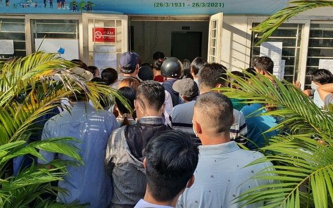 Người dân đứng trước Đội Cảnh sát Quản lý hành chính về trật tự xã hội Công an TP Thủ Đức làm că cước công dân, sáng 23/6. Ảnh: Đình Văn/VnExpress