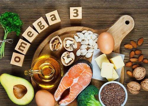 Nên bố sung thực phẩm giàu omega 3 vào thực đơn ăn dặm cho bé 8 tháng
